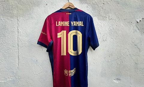 قميص لامين يامال في برشلونة