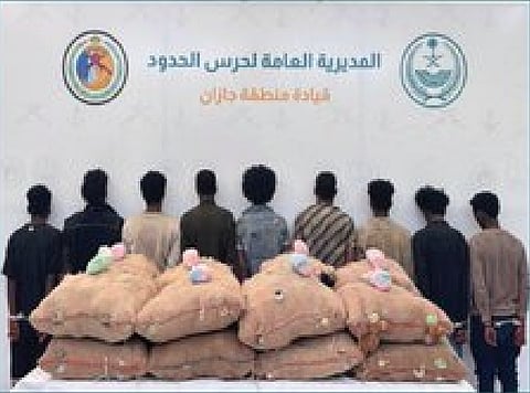 حرس الحدود بجازان يقبض على 9 مخالفين لتهريبهم 320 كيلوجرامًا من القات