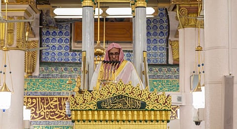 خطيب المسجد النبوي: النمّام آثم وإن صدق.. جمع الخيانة والكذب وفعله الإفساد