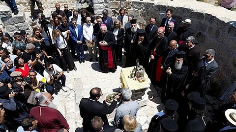 قادة الكنيسة ومبعوثون دبلوماسيون يزورون بلدة الطيبة