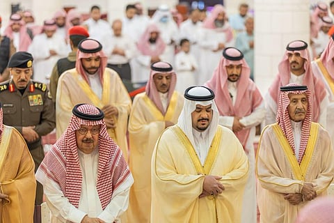 نائب أمير الرياض يؤدي صلاة الميت على الأمير الوليد بن خالد بن طلال بن عبدالعزيز
