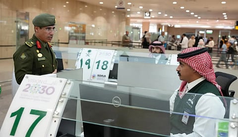 مدير عام الجوازات يتفقد سير العمل في صالات الجوازات في مطار الملك فهد الدولي