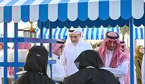 محافظ جدة يسلّم عددًا من العربات المتنقلة ضمن مبادرة أكشاك الأسر 