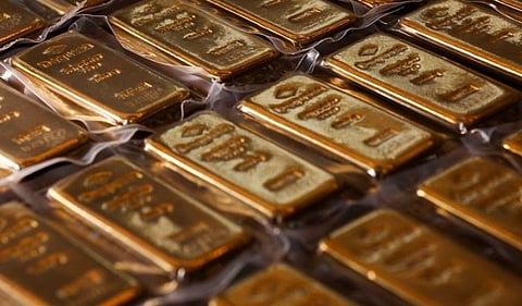 استقرار أسعار الذهب قرب أعلى مستوياتها في شهر مع تراجع الدولار