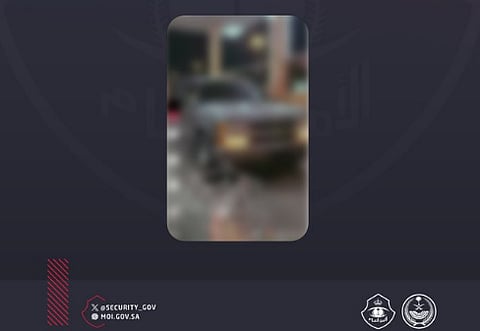 شرطة الجوف تقبض على مواطن لتوثيقه ونشره محتوى مرئيًا حاملًا سلاحًا ناريًا في مكان عام
