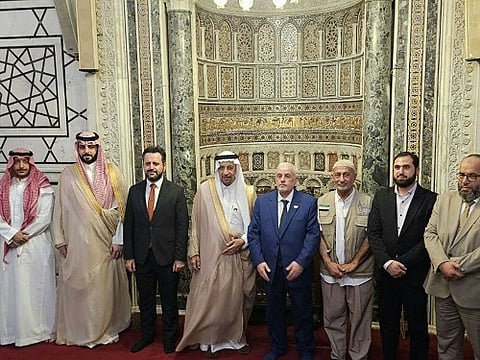 وزير الاستثمار والوفد المرافق له يؤدون الصلاة في المسجد الأموي بدمشق