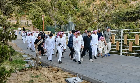 جامعة الباحة تنفذ برنامج تحدي المشي تحت شعار "خطوة نحو الحياة"