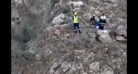 الدفاع المدني بمحافظة الطائف ينقذ 4 أشخاص احتجزوا في مرتفع جبلي بحي الهدا