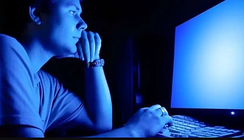 تحذيرات من أضرار ضوء الشاشات الأزرق على البشرة.. كيف تتجنبها؟