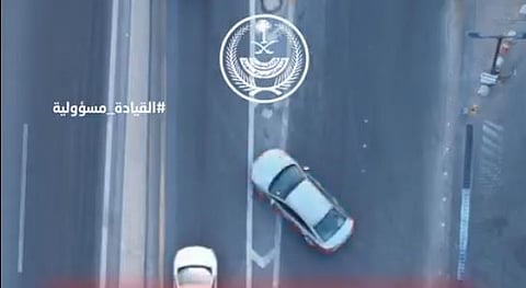 وزارة الداخلية: مخالفة تجاوز المركبة للمسارات تُربك حركة السير وتُعرض السلامة للخطر