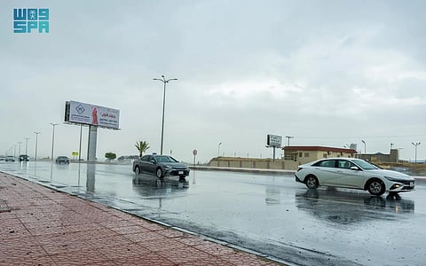  أجواء عسير تتزيّن بهطول الأمطار