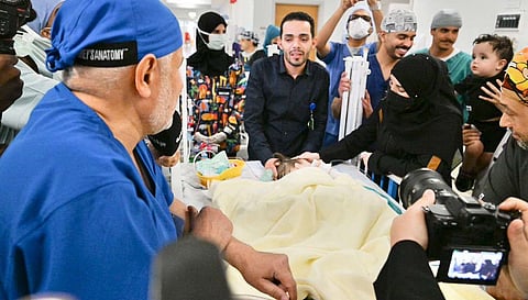 بالفيديو.. دموع الفرح تملأ لحظة لقاء والدي التوأم السوري وطفليهما بعد عملية فصلهما