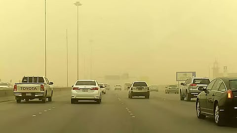 «الأرصاد» ينبه من أمطار متوسطة وأتربة مثارة على منطقة الباحة