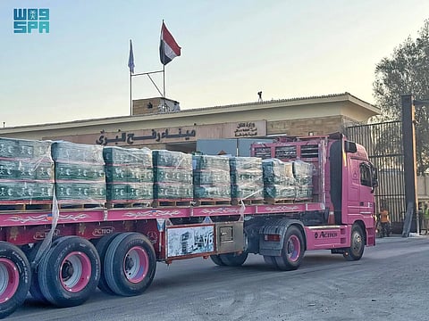 عبور 6 شاحنات إغاثية سعودية جديدة إلى قطاع غزة