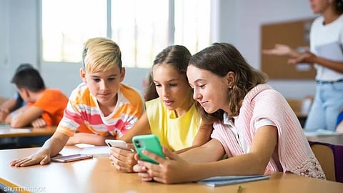 دراسة تحذر: الهواتف المحمولة في سن مبكرة تهدد الصحة النفسية للمراهقين