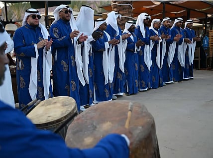 "فن الزير" في العُلا.. إيقاع شعبي يُجسّد التراث ويُحيي المناسبات الاجتماعية