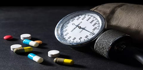هل تناول دواء الضغط ليلًا أفضل من الصباح؟.. استشاري يوضح