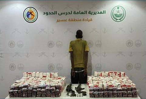 حرس الحدود بعسير يضبط مخالف لتهريبه 92,100 قرصٍ خاضعٍ لتنظيم التداول الطبي