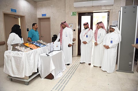ضمن إطار حملة صيف بصحة … مجمع إرادة بالدمام ينفذ مبادرة "سقيا كرام" لخدمة مراجعي وزوار المجمع  