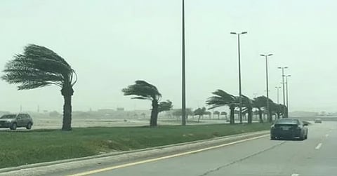 «الأرصاد»: رياحٌ شديدة على حائل وموجة حارة تضرب المنطقة الشرقية