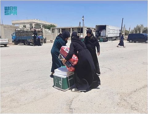 «سلمان الإغاثي» يوزّع 242 سلة غذائية للنازحين من محافظة السويداء إلى درعا