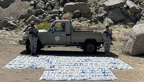 حرس الحدود في عسير يقبض على 3 مخالفين لتهريبهم 43,905 أقراص خاضعة لتنظيم التداول الطبي

