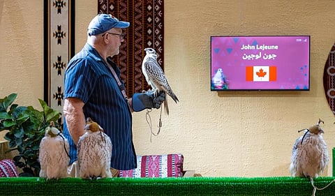 خلال المزاد الدولي لمزارع الإنتاج.. صقارون دوليون يثمنون تسهيلات نادي الصقور في نقل واستضافة الصقور المشاركة 