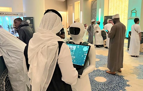 الروبوتات تخدم زوار ومشاركي مسابقة الملك عبدالعزيز الدولية للقرآن الكريم