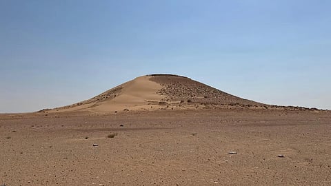 تل المركوز.. معلم جغرافي وتاريخي بارز في صحراء الحدود الشمالية