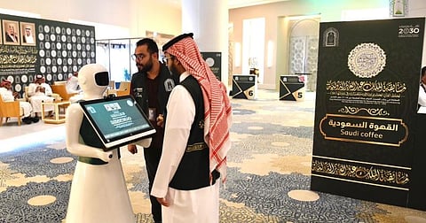 لخدمة الزوار والمشاركين.. استحداث تقنية الروبوتات التفاعلية في مسابقة الملك عبدالعزيز الدولية لحفظ القرآن 