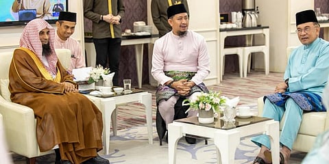 رئيس الوزراء الماليزي يشيد بدور المملكة البارز في خدمة الإسلام والمسلمين