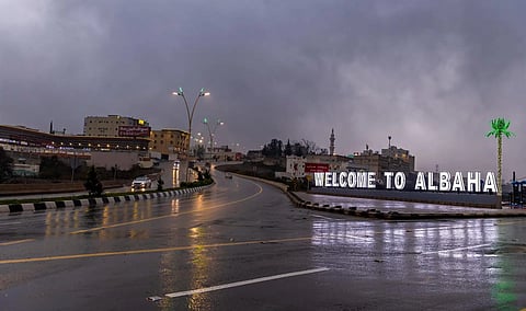 أمطار وضباب الباحة يجذبان الزوار بلوحة صيفية نادرة