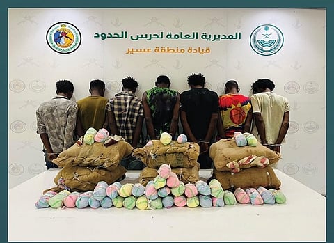 حرس الحدود بعسير يقبض على 7 مخالفين لنظام أمن الحدود لتهريبهم 161 كيلوجرامًا من نبات القات المخدر