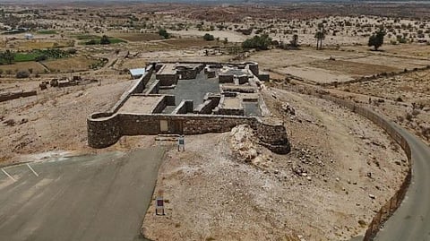 قلعة مروان.. معلم شامخ يطل على مزارع النخيل في الطائف 