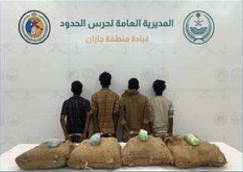 حرس الحدود بجازان يقبض على 4 مخالفين لتهريبهم 80 كلجم من القات