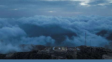 محافظة المندق.. «سيدة السحاب» تتلحّف جبالها بالضباب مع قطرات المطر