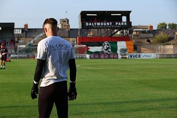 فريق بوهايمين الأيرلندي يخلد ذكرى «بيليه فلسطين» بقمصان تحمل صورته