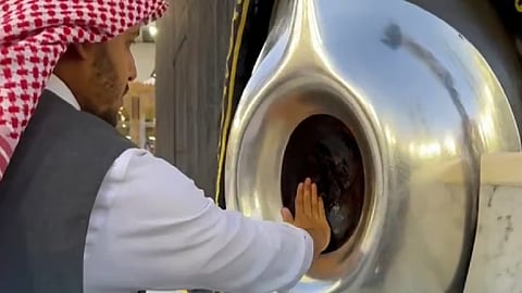 «الحج» تحث ضيوف الرحمن على تجنب الوقوف بمحاذاة الحجر الأسود