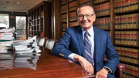 وفاة "القاضي الرحيم" الأمريكي فرانك كابريو عن 88 عامًا بعد صراع مع السرطان
