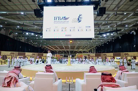 بيع 3 صقور بـ111 ألف ريال في خامس ليالي المزاد الدولي لمزارع إنتاج الصقور 2025