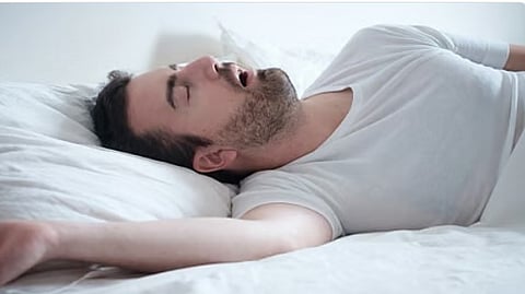 استشاري يوضح أعراض ومخاطر توقف التنفس أثناء النوم