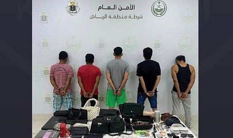 شرطة منطقة الرياض تقبض على 5 مقيمين لسرقتهم منازل ومقتنيات شخصية