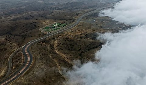 لوحات طبيعية ساحرة.. قمم عسير تودع الصيف بالضباب والمطر