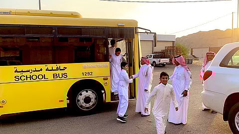 المرور: 4 إرشادات للطلاب عند انتظار الحافلة المدرسية