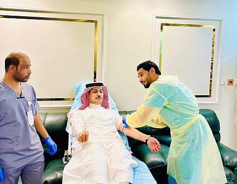 محافظ الحرث يشارك بحملة ولي العهد للتبرع بالدم تحت شعار «اقتداء وعطاء»