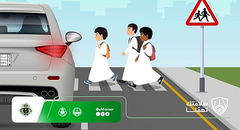 «المرور» لقائدي المركبات: توقف تمامًا عند رؤية صفوف الطلاب حفاظًا على سلامتهم