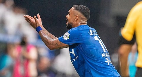 الهلال يضرب الرياض بهدفين دون رد