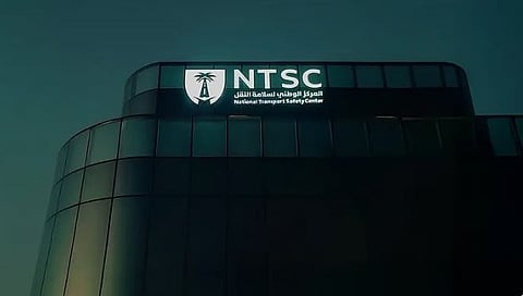 «سلامة النقل» يوضح تفاصيل محاولة راكب فتح باب الطوارئ عقب هبوط طائرة «الخطوط السعودية» بلندن