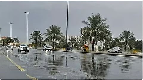 «الأرصاد» يرفع درجة الإنذار إلى «تحذير متقدم» على منطقة الباحة بهطول أمطار غزيرة