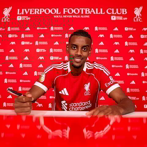 أبرزهم إيزاك وهينكابي.. تعاقدات الساعات الأخيرة في سوق الانتقالات الصيفية